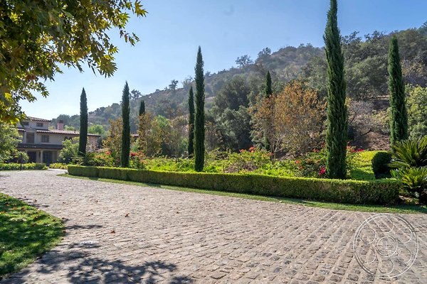 lakeside-mansion-117