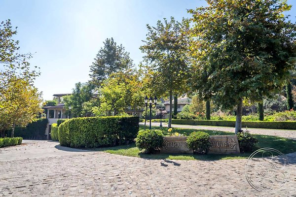 lakeside-mansion-115